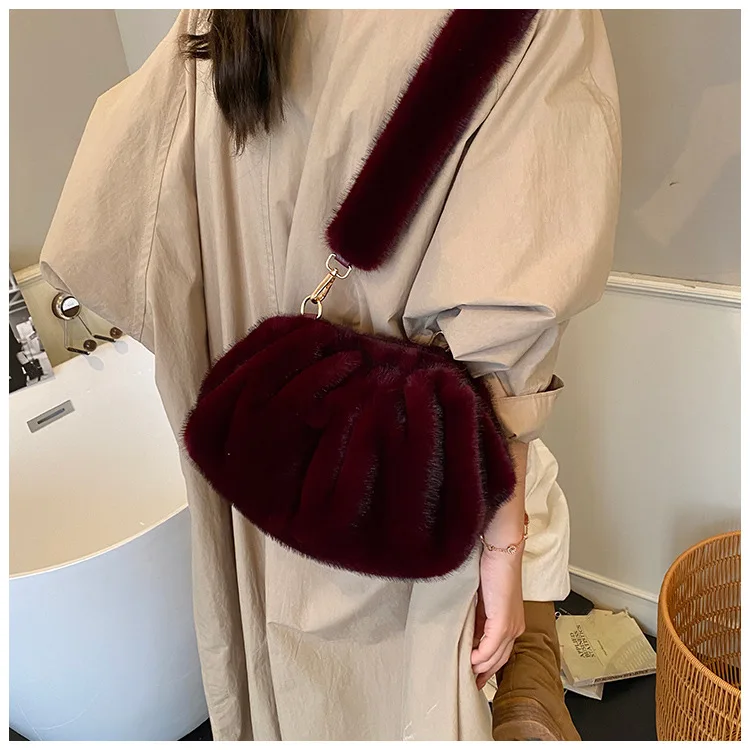 New Comfortable Versatile Texture Top Clutch Bag Women Winter Fluffy Cloud Crossbody Bag Retro Furry Commuting Storage Bag