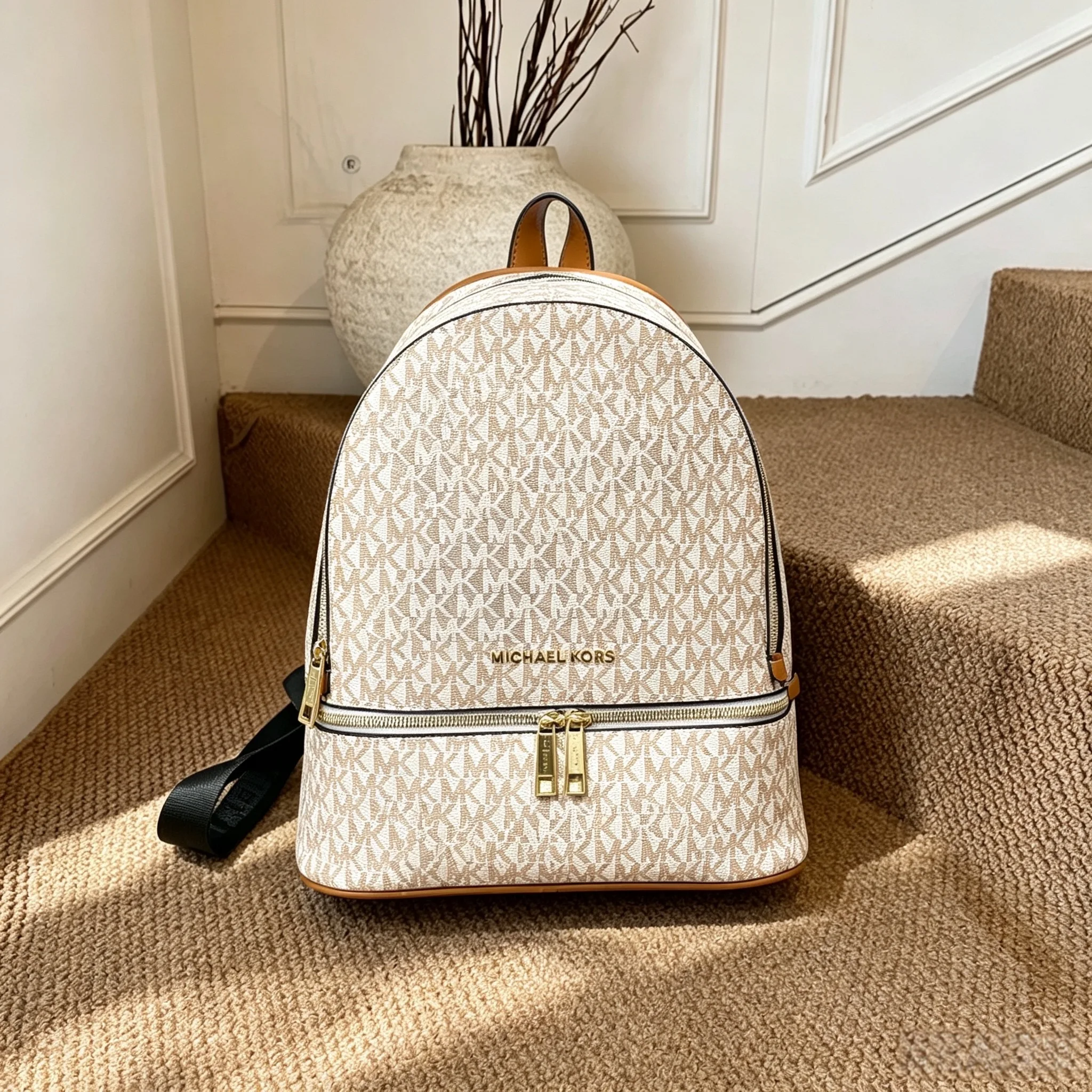 Brand new design Michael Kors Young Chamber women's backpack, a classic, stylish, versatile shoulder bag
