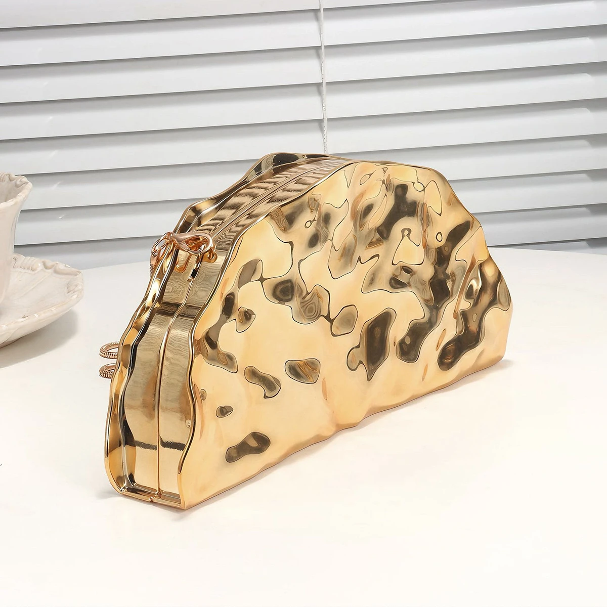 Women's Shimmering Metallic Texture Evening Bag Luxurious Gold Acrylic Scallop Clutch Suitable for Parties Banquets