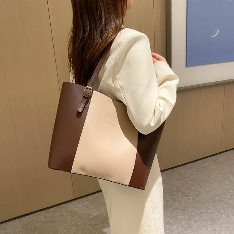Minimalist Tote Bag with Detachable Inner Pouch Gold Hardware Large Capacity Shoulder Purse for Women Commuter Work Handbag