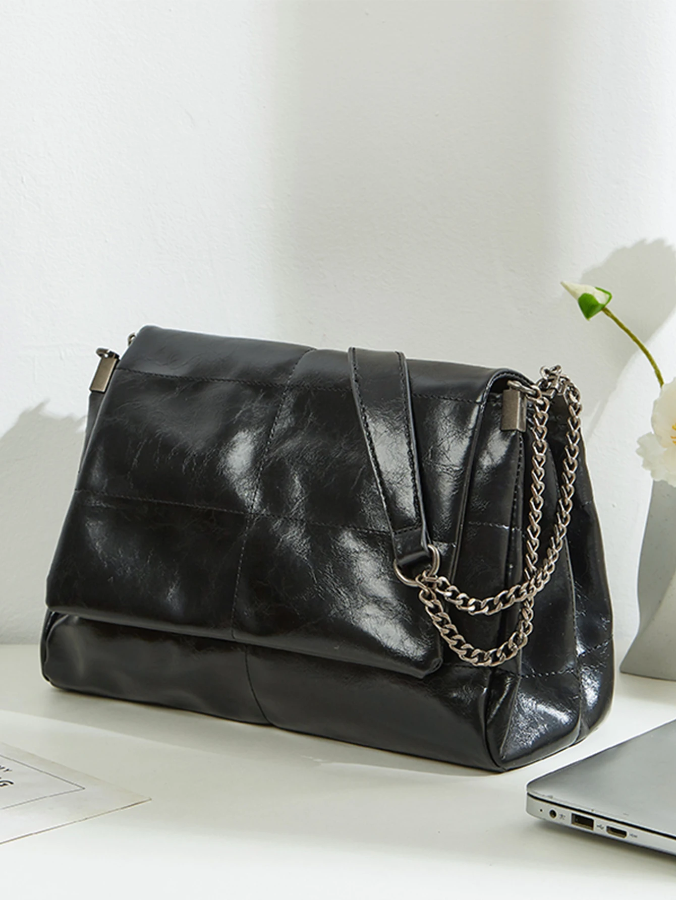 Large Capacity Commuting Bag 2024 New Spring/Summer Women's Chain Tote Bag, High-End and Fashionable Single Shoulder Underarm Bag