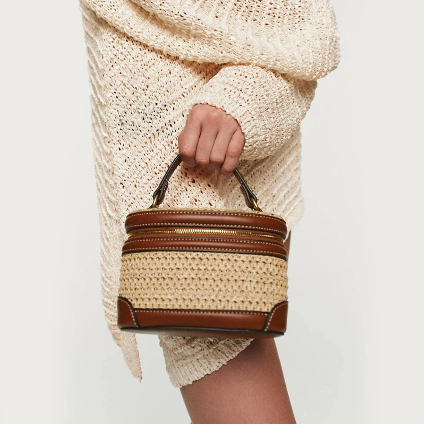 2026 Spring/Summer Woven Straw Bag for Women, Raffia Beach Vacation Handbag, Vintage Straw Box-Shaped Cosmetic Bag, Brown Faux Leather Trimmed Bag, Embellished with Stitching Details, Metal Double Zipper Closure, Suita