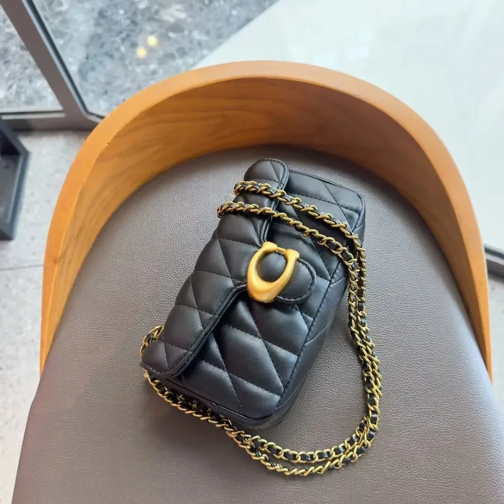 Premium Leather Wallet with Retro Design Shoulder Bag, Luxurious Women's Crossbody Bag with Adjustable Shoulder Strap