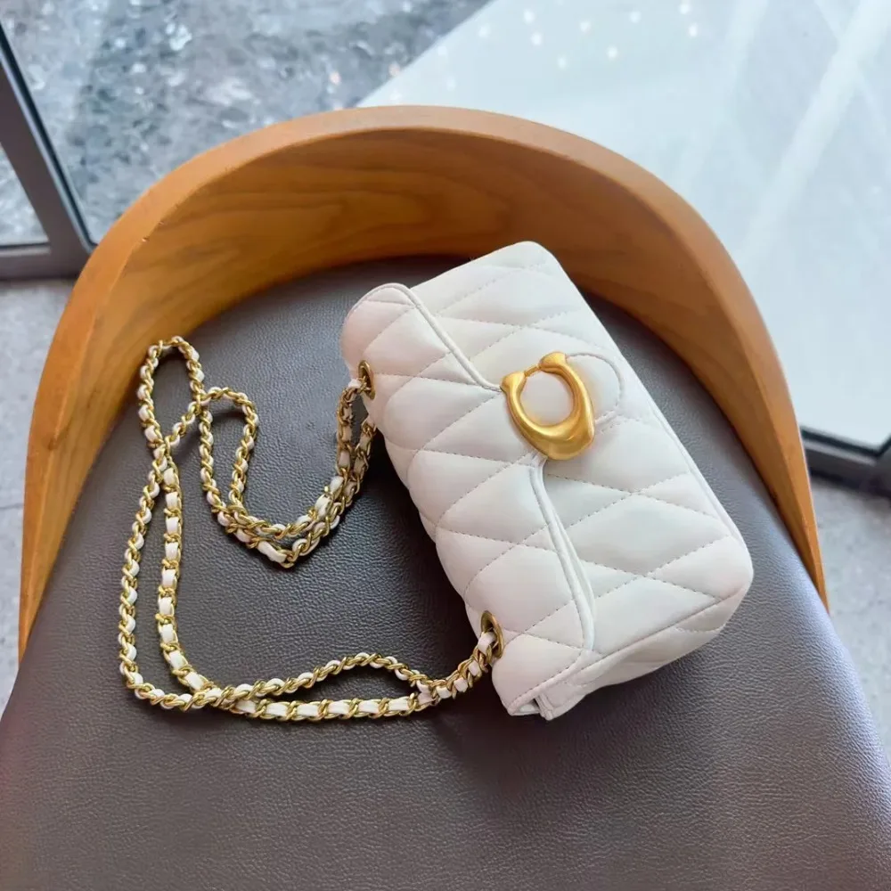 Premium Leather Wallet with Retro Design Shoulder Bag, Luxurious Women's Crossbody Bag with Adjustable Shoulder Strap