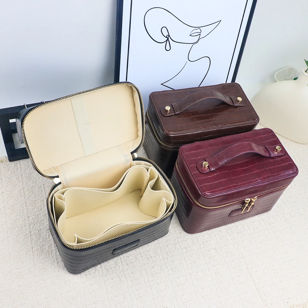 Customized Name PU Leather Crocodile-Patterned Multi-Zone Storage Large Capacity Portable Travel Handbag Makeup Bag Toiletry Bag