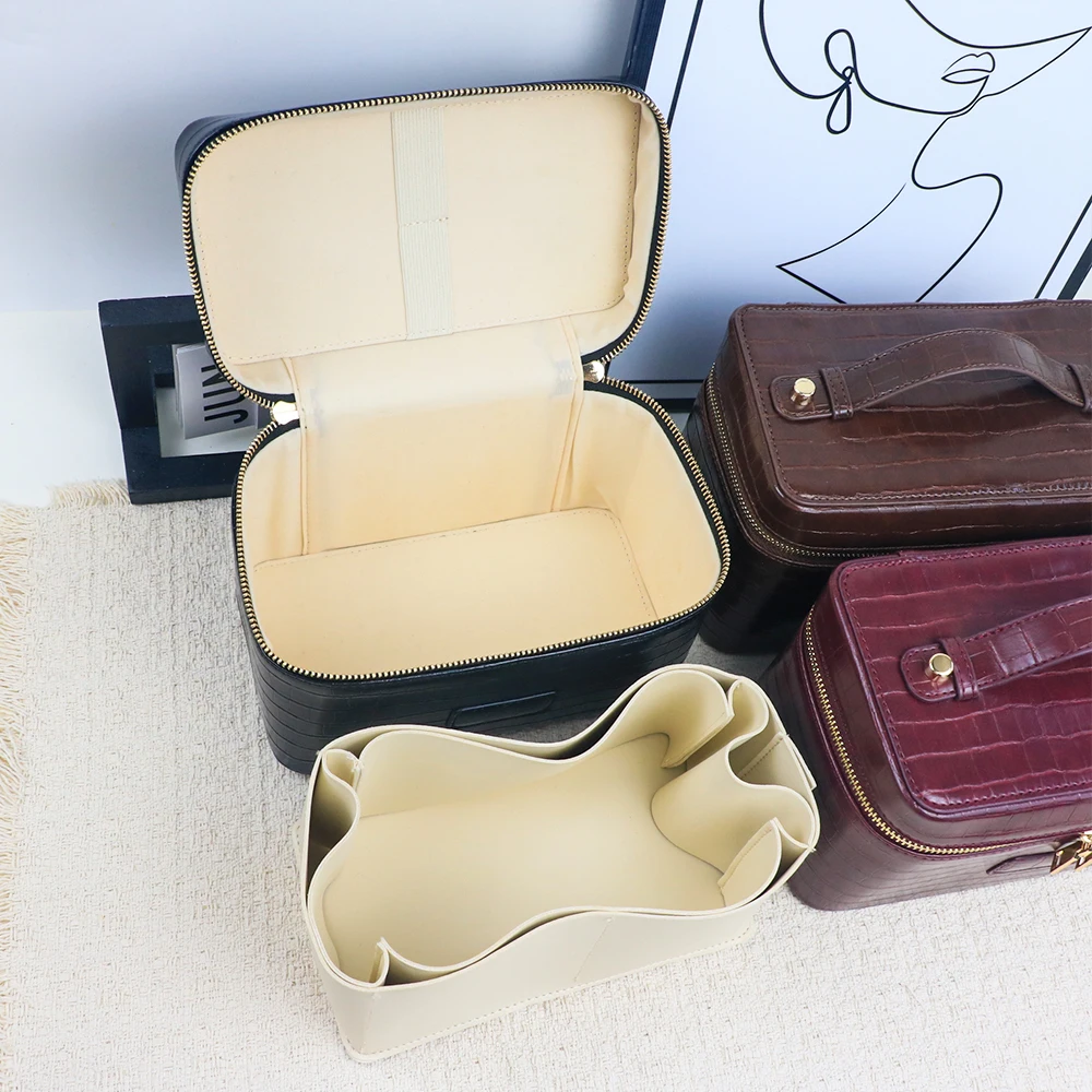 Customized Name PU Leather Crocodile-Patterned Multi-Zone Storage Large Capacity Portable Travel Handbag Makeup Bag Toiletry Bag