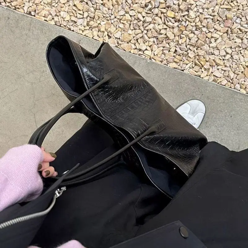Retro Black Tote Bag Women Faux Crocodile Embossed Leather Large Capacity Shoulder Bag Ladies Fashion Commute Versatile Handbag