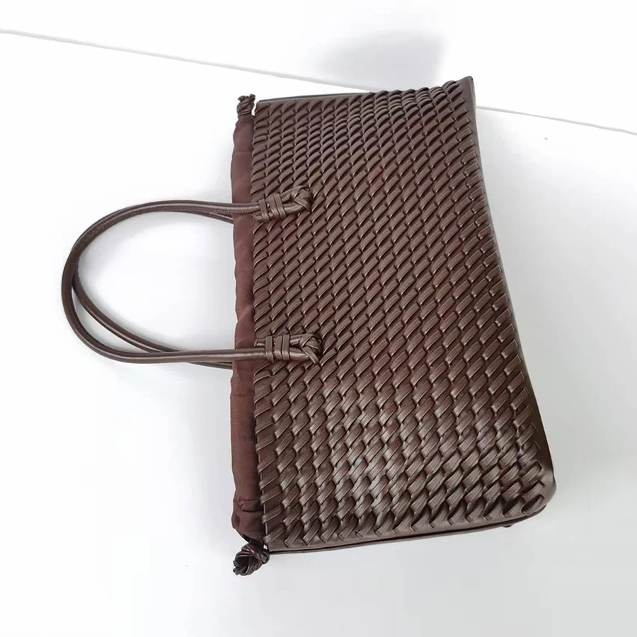New niche Commuting Woven Hand-Held Shoulder Bag, Fashionable and Versatile, Super Large Capacity Tote Bag