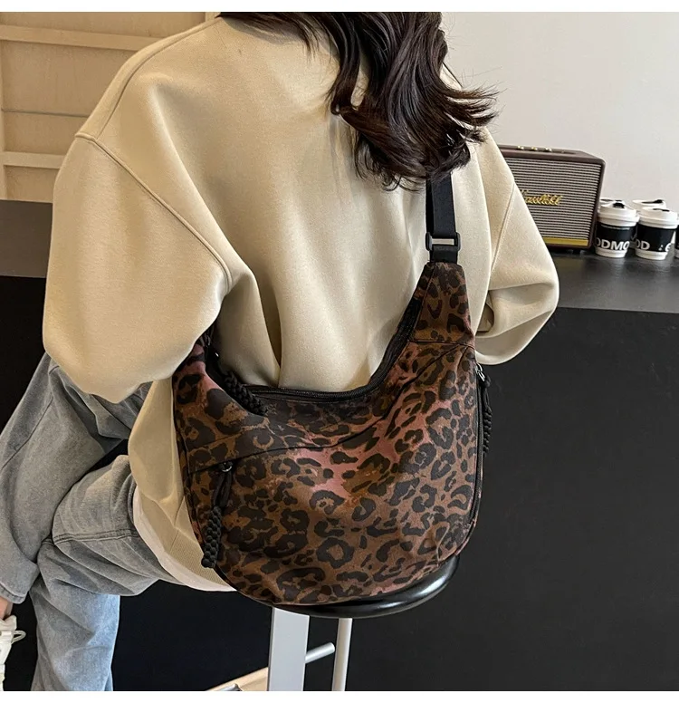 Unique Leopard Print Hobo Bag Sporty Commuting All Rounder Shoulder Crossbody Bag Versatile and Stylish Cosmetic Bag for Women