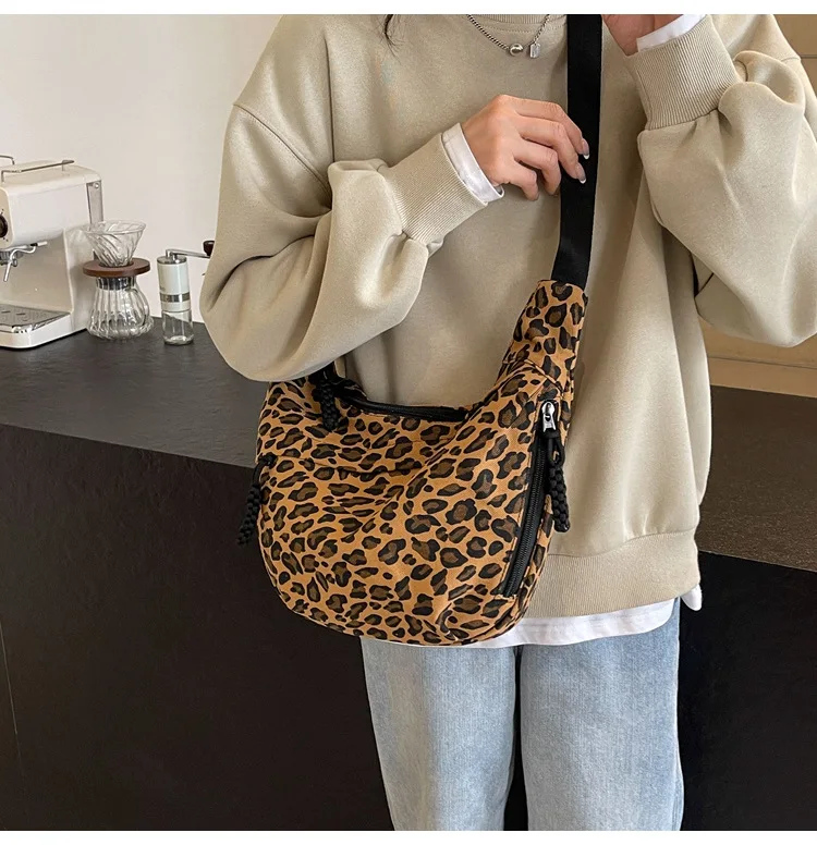 Unique Leopard Print Hobo Bag Sporty Commuting All Rounder Shoulder Crossbody Bag Versatile and Stylish Cosmetic Bag for Women