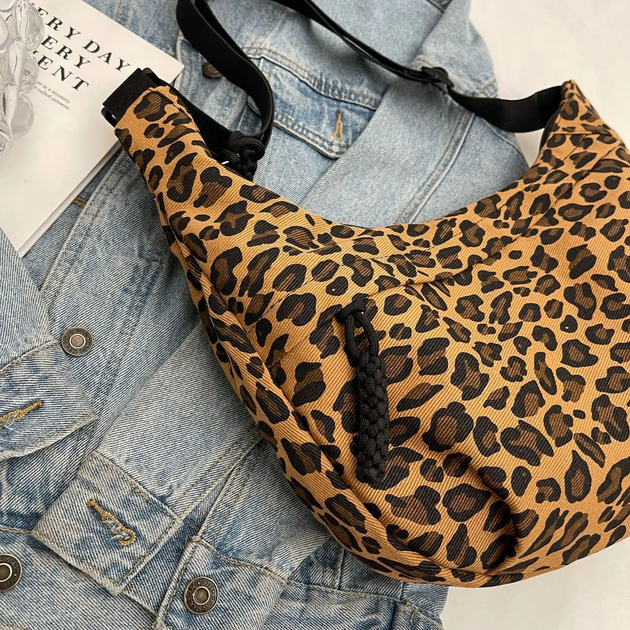 Unique Leopard Print Hobo Bag Sporty Commuting All Rounder Shoulder Crossbody Bag Versatile and Stylish Cosmetic Bag for Women