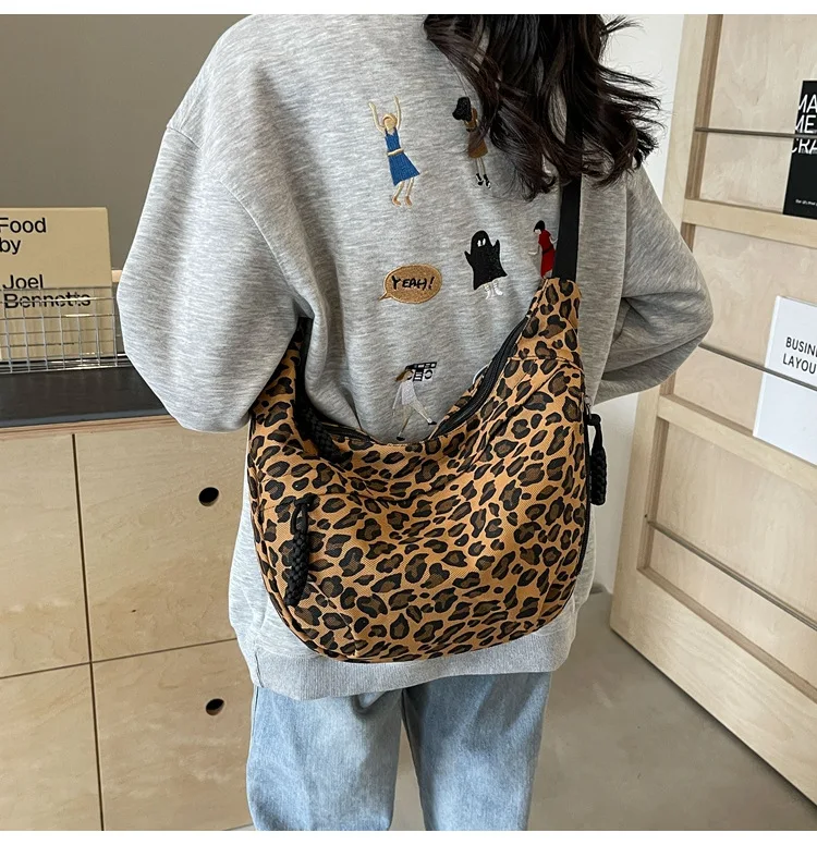 Unique Leopard Print Hobo Bag Sporty Commuting All Rounder Shoulder Crossbody Bag Versatile and Stylish Cosmetic Bag for Women