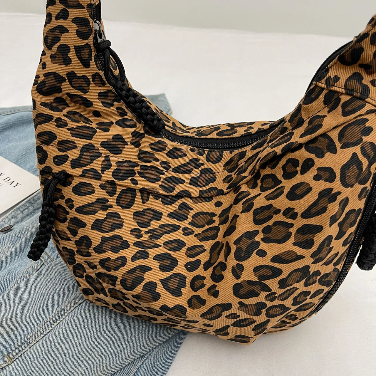 Unique Leopard Print Hobo Bag Sporty Commuting All Rounder Shoulder Crossbody Bag Versatile and Stylish Cosmetic Bag for Women