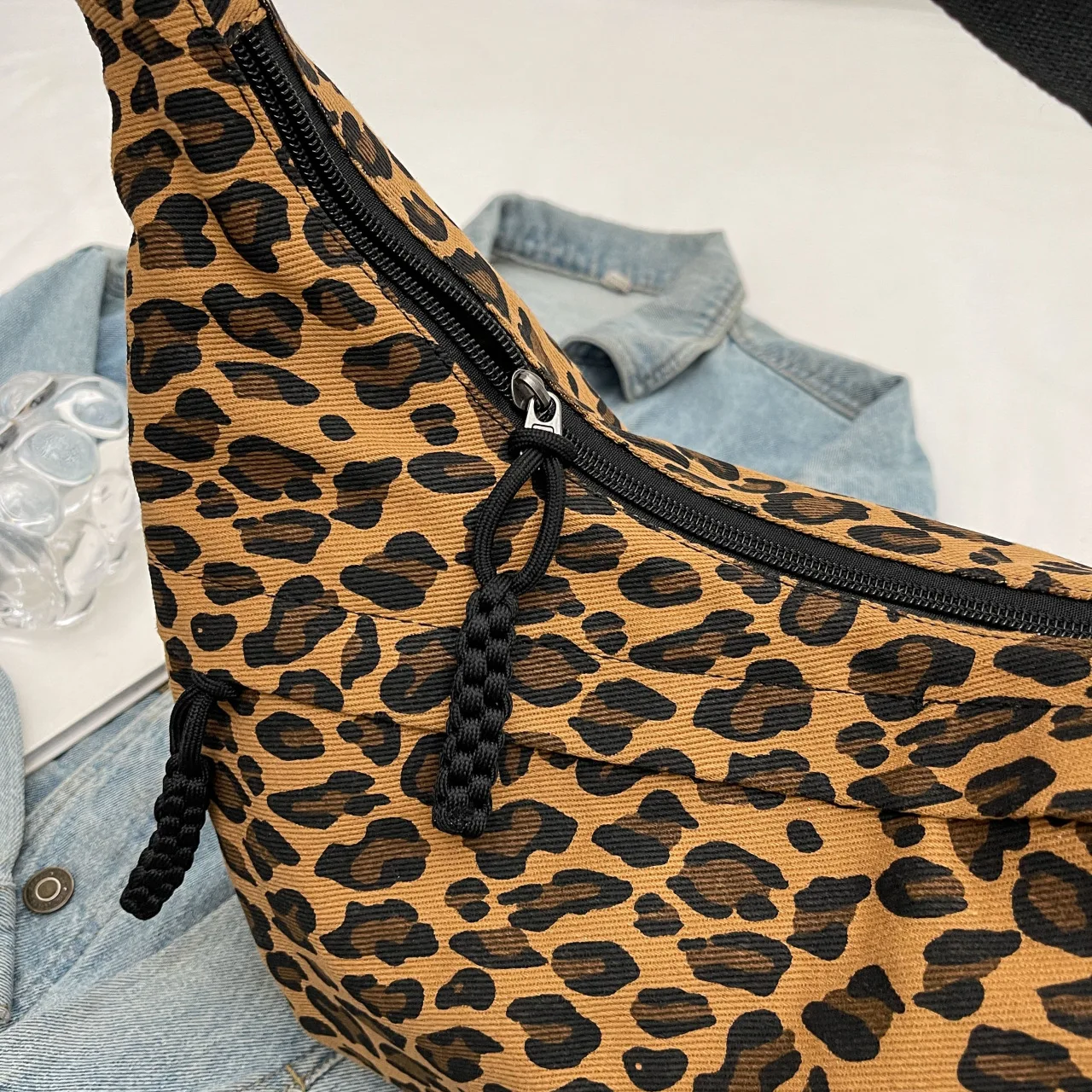 Unique Leopard Print Hobo Bag Sporty Commuting All Rounder Shoulder Crossbody Bag Versatile and Stylish Cosmetic Bag for Women
