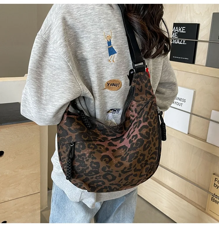 Unique Leopard Print Hobo Bag Sporty Commuting All Rounder Shoulder Crossbody Bag Versatile and Stylish Cosmetic Bag for Women