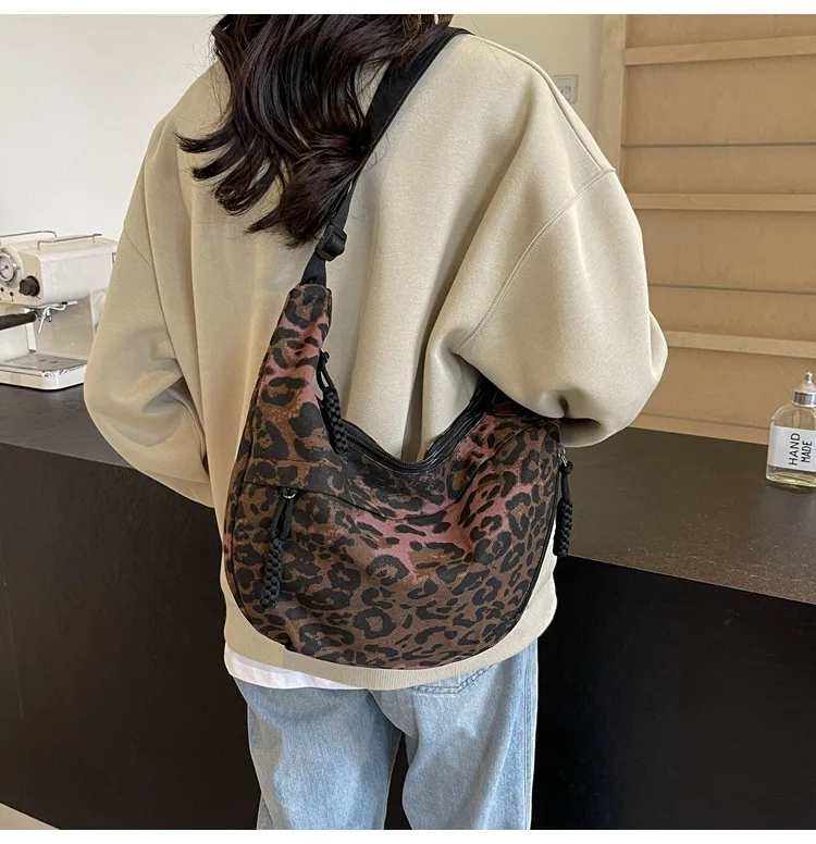 Unique Leopard Print Hobo Bag Sporty Commuting All Rounder Shoulder Crossbody Bag Versatile and Stylish Cosmetic Bag for Women