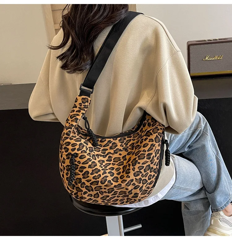 Unique Leopard Print Hobo Bag Sporty Commuting All Rounder Shoulder Crossbody Bag Versatile and Stylish Cosmetic Bag for Women