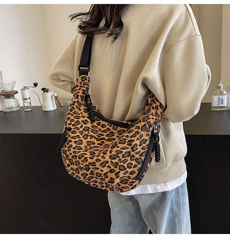 Unique Leopard Print Hobo Bag Sporty Commuting All Rounder Shoulder Crossbody Bag Versatile and Stylish Cosmetic Bag for Women