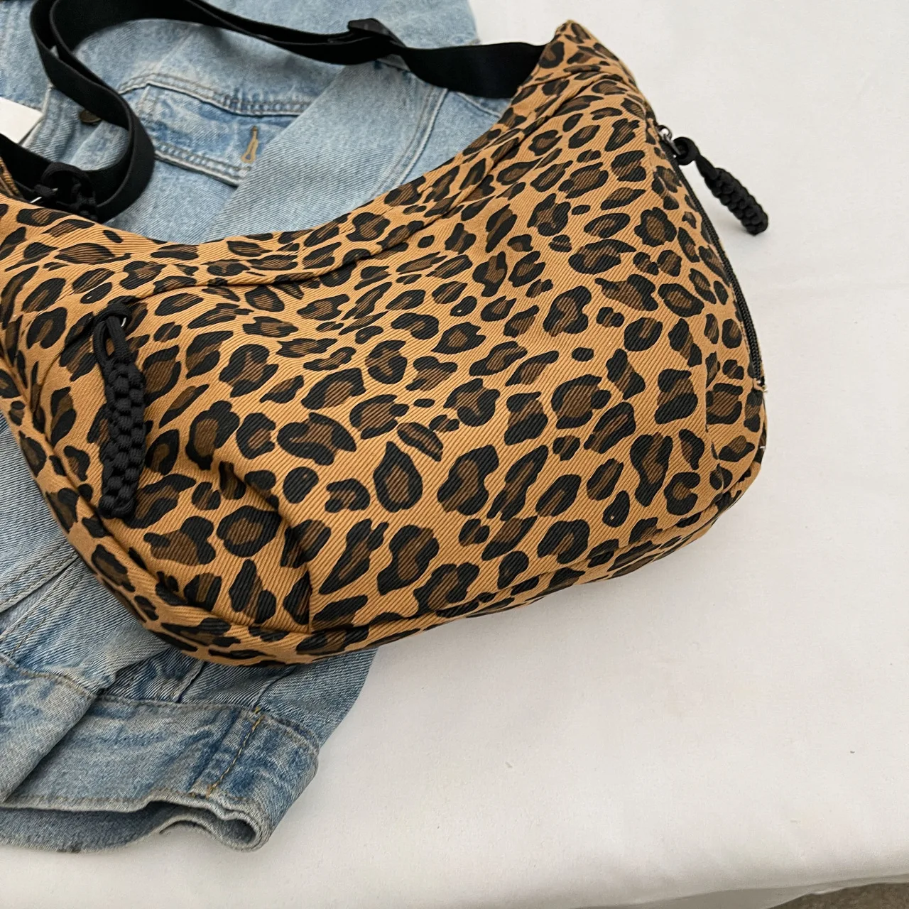 Unique Leopard Print Hobo Bag Sporty Commuting All Rounder Shoulder Crossbody Bag Versatile and Stylish Cosmetic Bag for Women