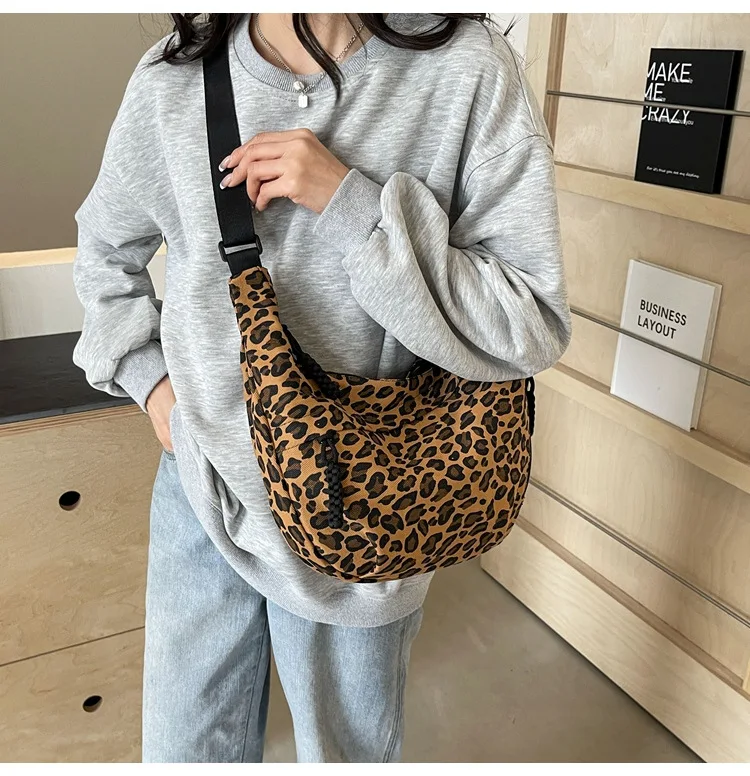 Unique Leopard Print Hobo Bag Sporty Commuting All Rounder Shoulder Crossbody Bag Versatile and Stylish Cosmetic Bag for Women