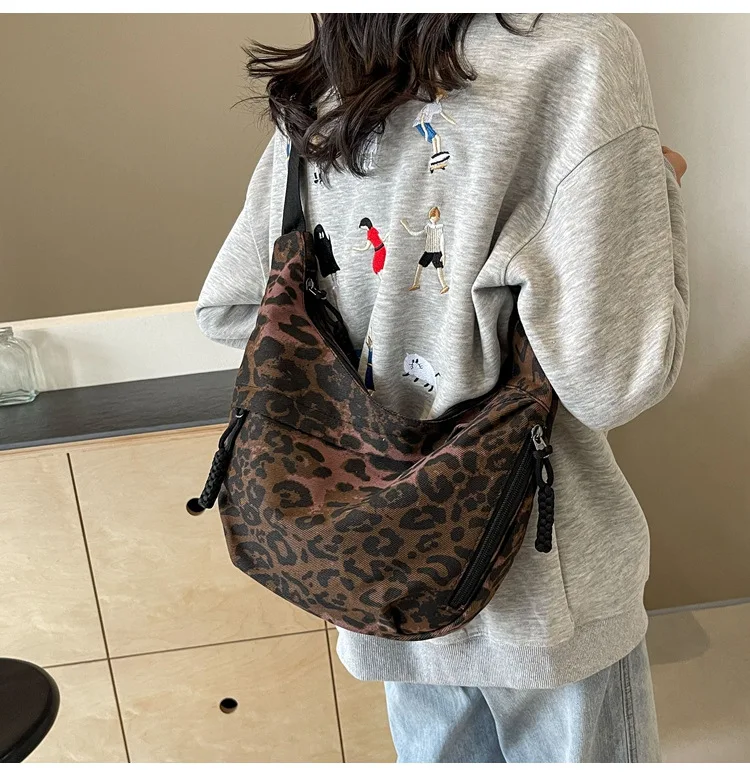 Unique Leopard Print Hobo Bag Sporty Commuting All Rounder Shoulder Crossbody Bag Versatile and Stylish Cosmetic Bag for Women