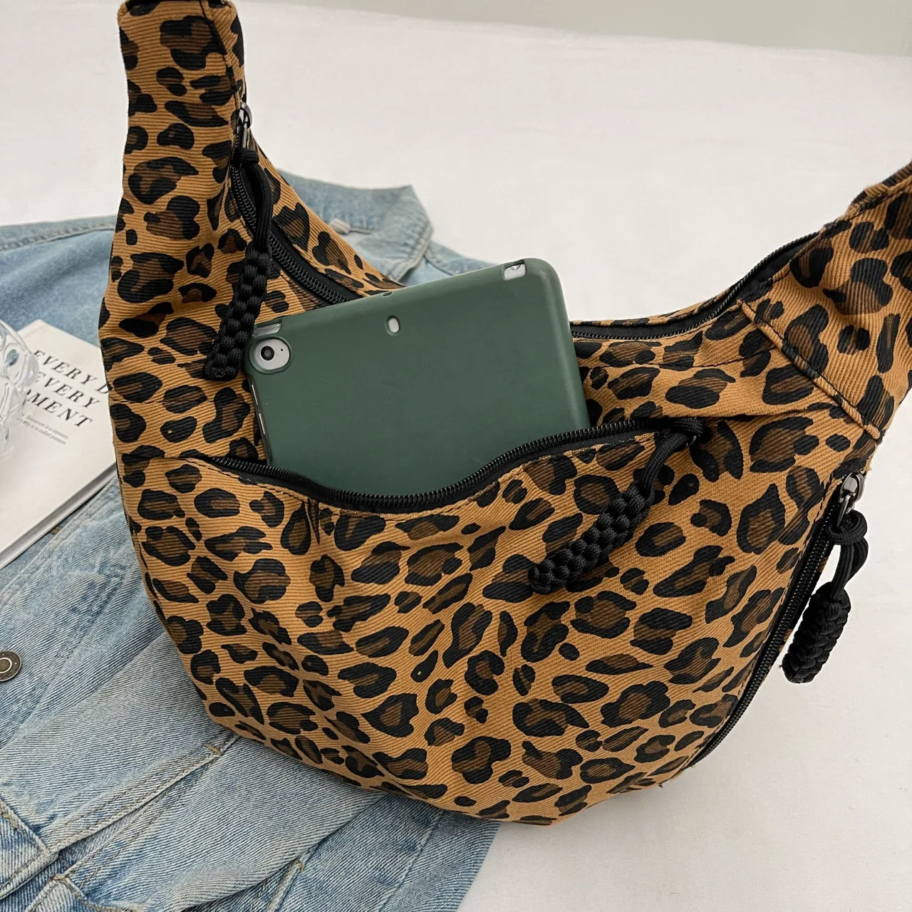 Unique Leopard Print Hobo Bag Sporty Commuting All Rounder Shoulder Crossbody Bag Versatile and Stylish Cosmetic Bag for Women