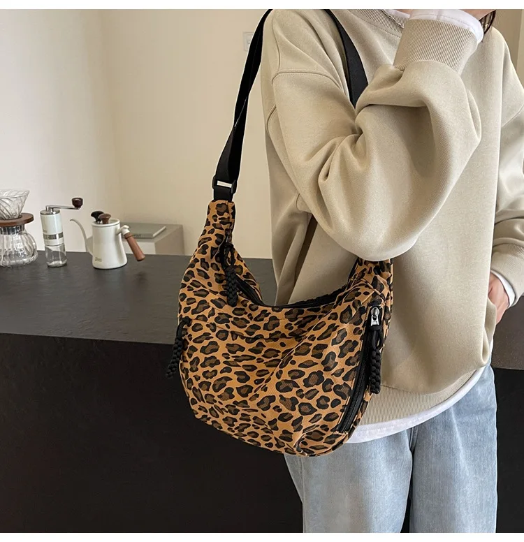 Unique Leopard Print Hobo Bag Sporty Commuting All Rounder Shoulder Crossbody Bag Versatile and Stylish Cosmetic Bag for Women