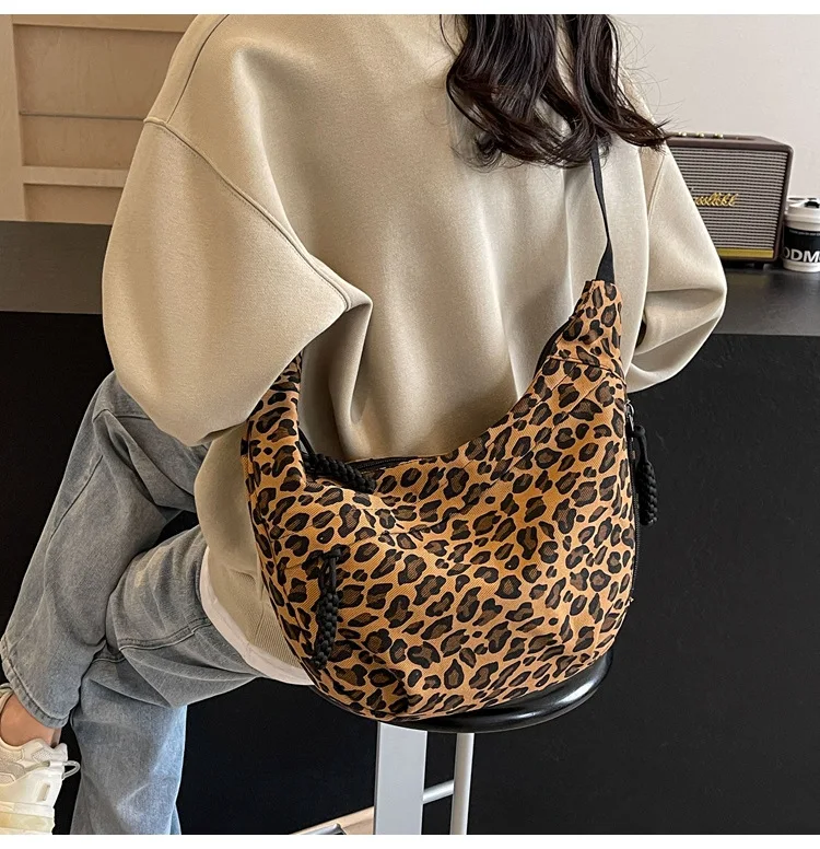 Unique Leopard Print Hobo Bag Sporty Commuting All Rounder Shoulder Crossbody Bag Versatile and Stylish Cosmetic Bag for Women