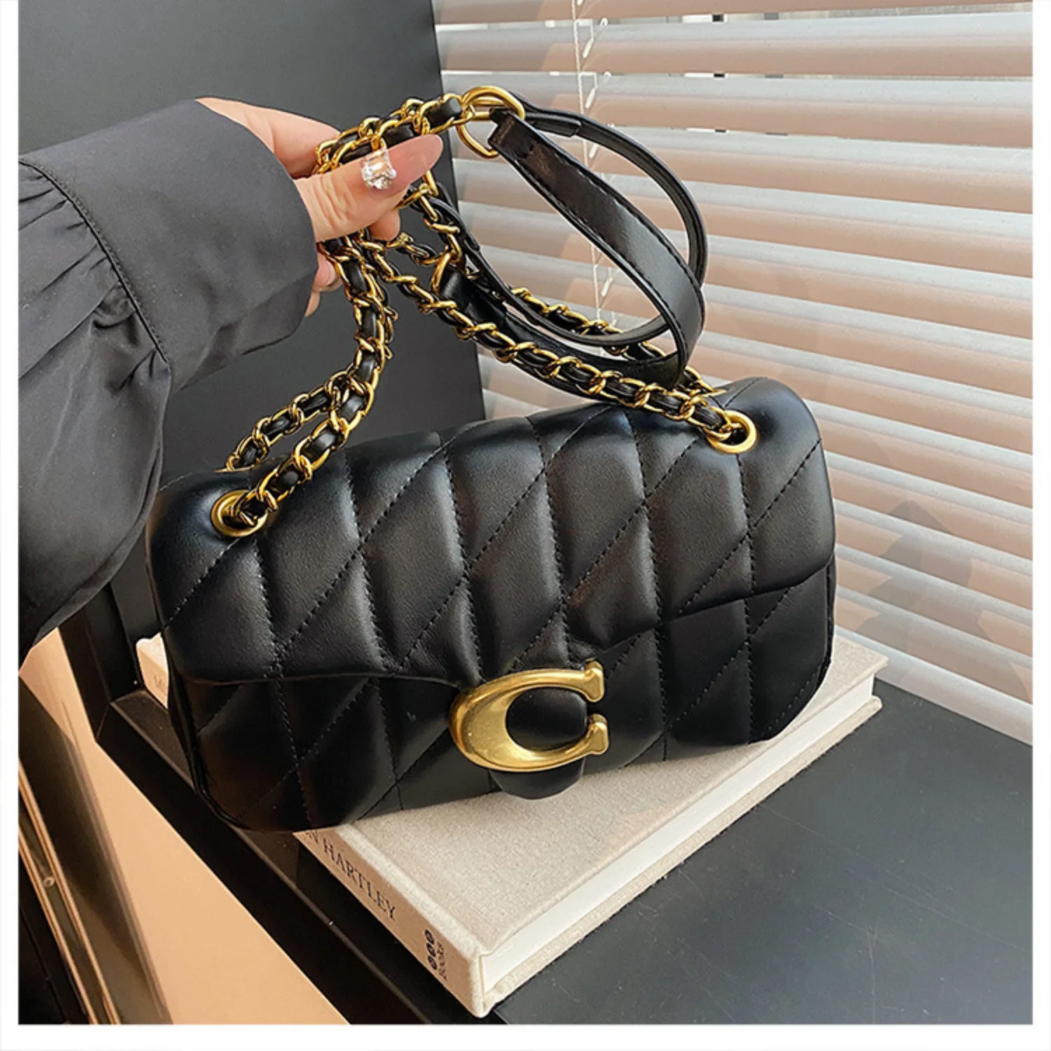 2026 New Women's Fashionable Light Luxury Large Capacity Classic Handbag, Gold Chain Single Shoulder Diagonal Cross Bag for Girl