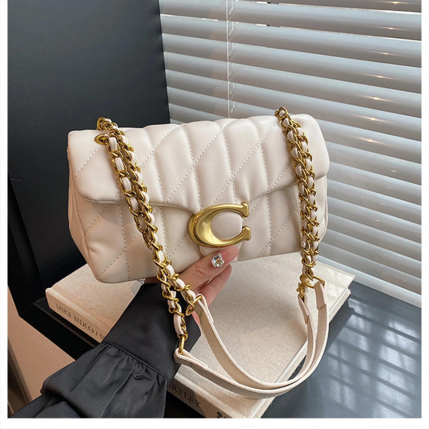 2026 New Women's Fashionable Light Luxury Large Capacity Classic Handbag, Gold Chain Single Shoulder Diagonal Cross Bag for Girl