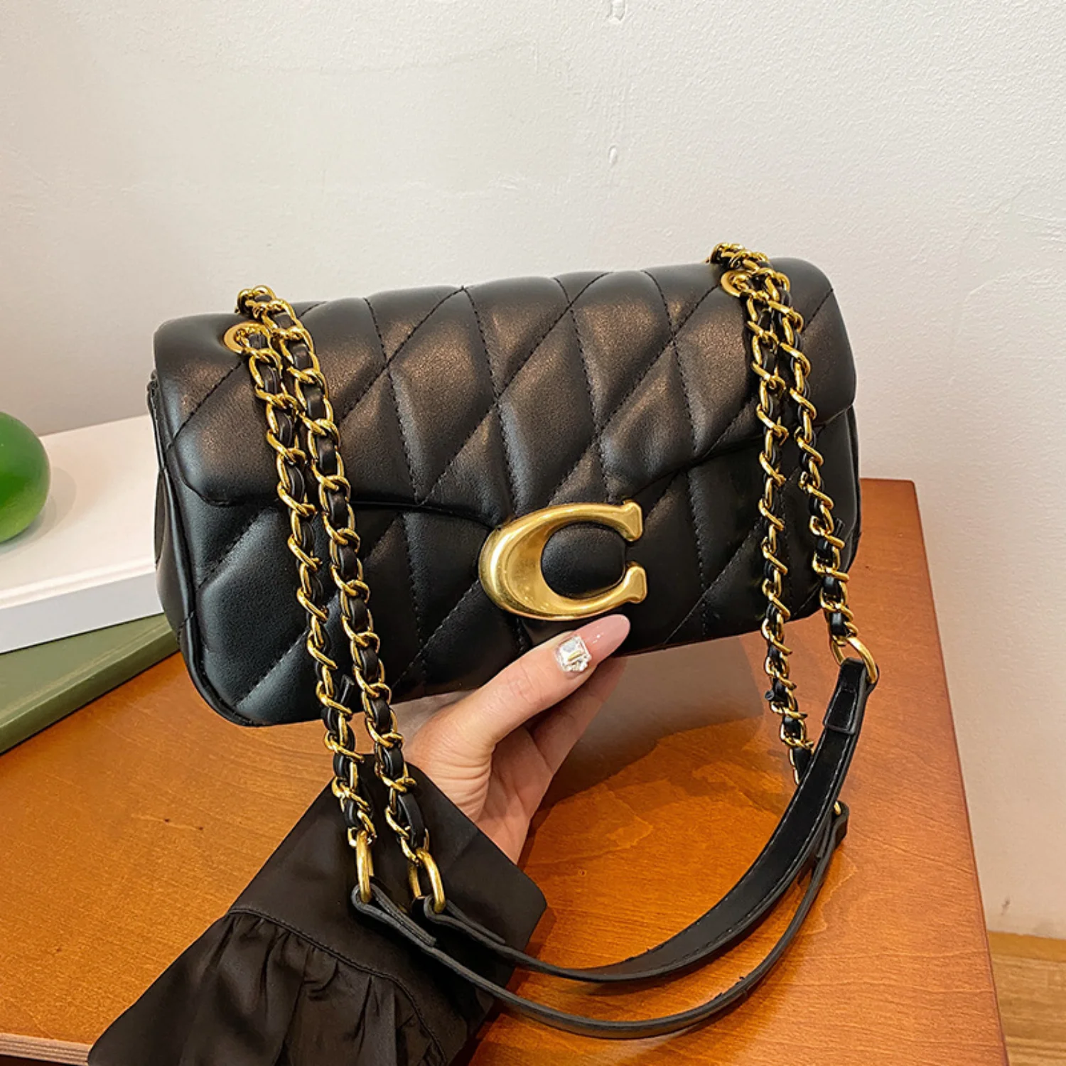 2026 New Women's Fashionable Light Luxury Large Capacity Classic Handbag, Gold Chain Single Shoulder Diagonal Cross Bag for Girl