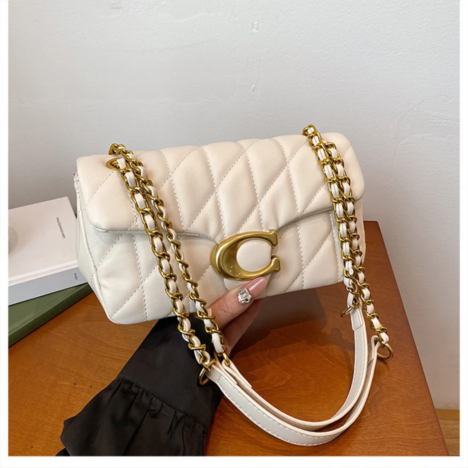 2026 New Women's Fashionable Light Luxury Large Capacity Classic Handbag, Gold Chain Single Shoulder Diagonal Cross Bag for Girl