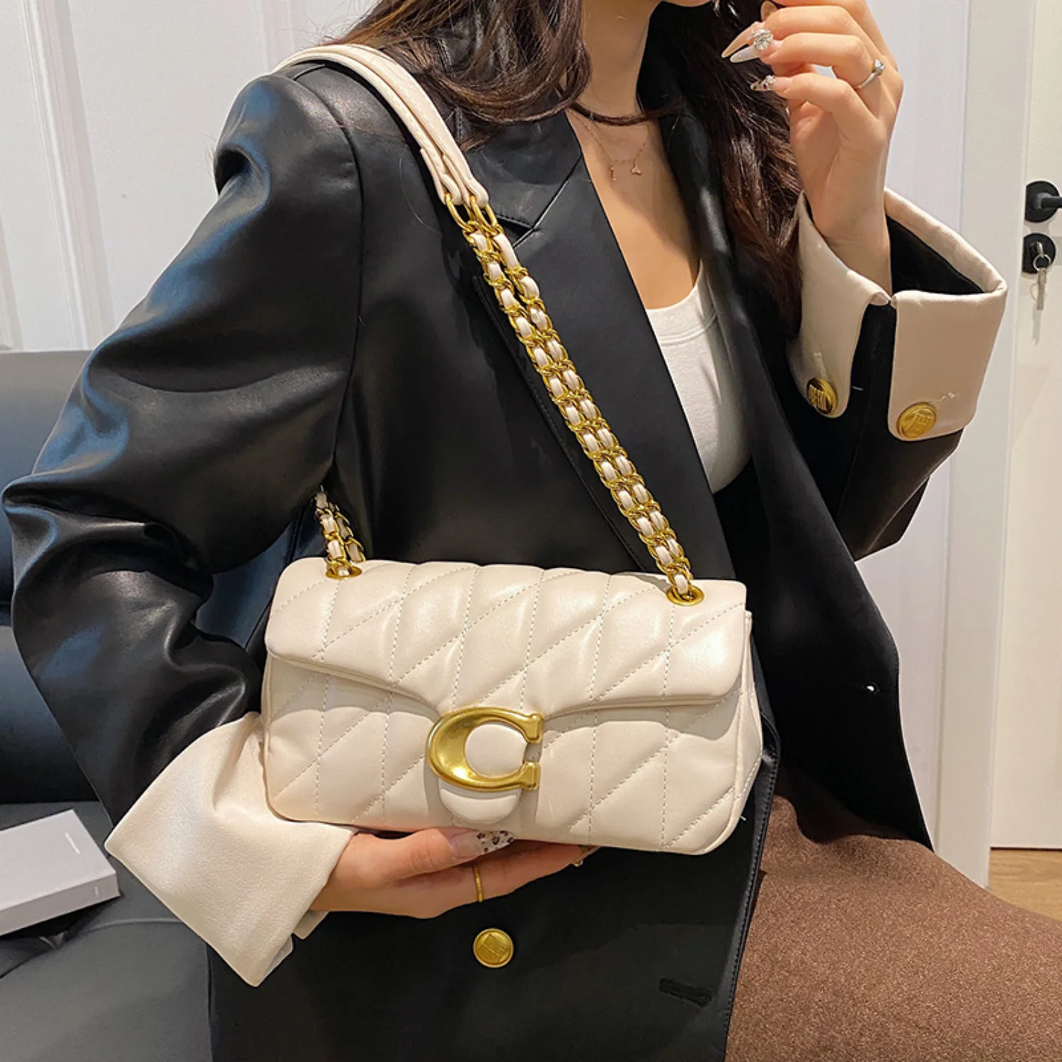 2026 New Women's Fashionable Light Luxury Large Capacity Classic Handbag, Gold Chain Single Shoulder Diagonal Cross Bag for Girl