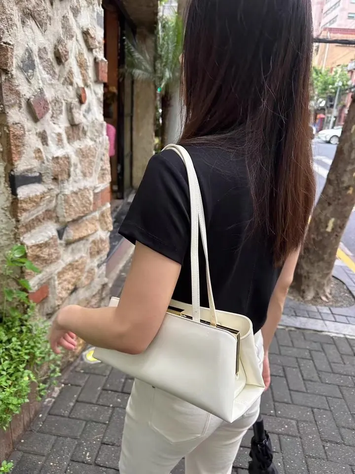 Women's Autumn/Winter Fashion Retro Underarm Bag: A Vintage, Minimalist Clip-Style Handbag – New Trendy Design for Women, Featur
