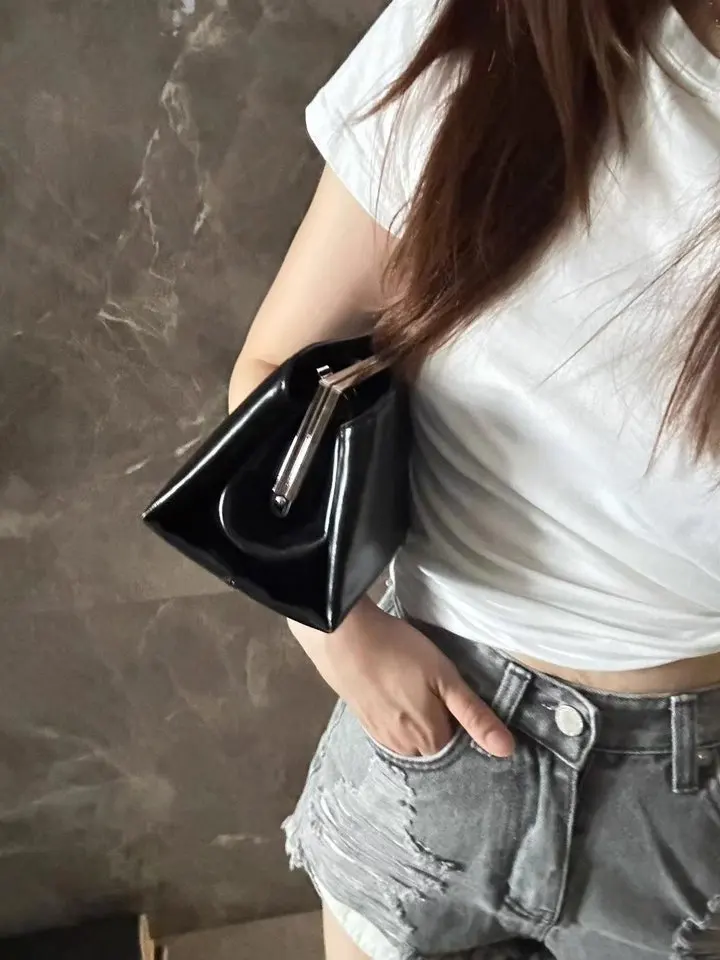 Women's Autumn/Winter Fashion Retro Underarm Bag: A Vintage, Minimalist Clip-Style Handbag – New Trendy Design for Women, Featur