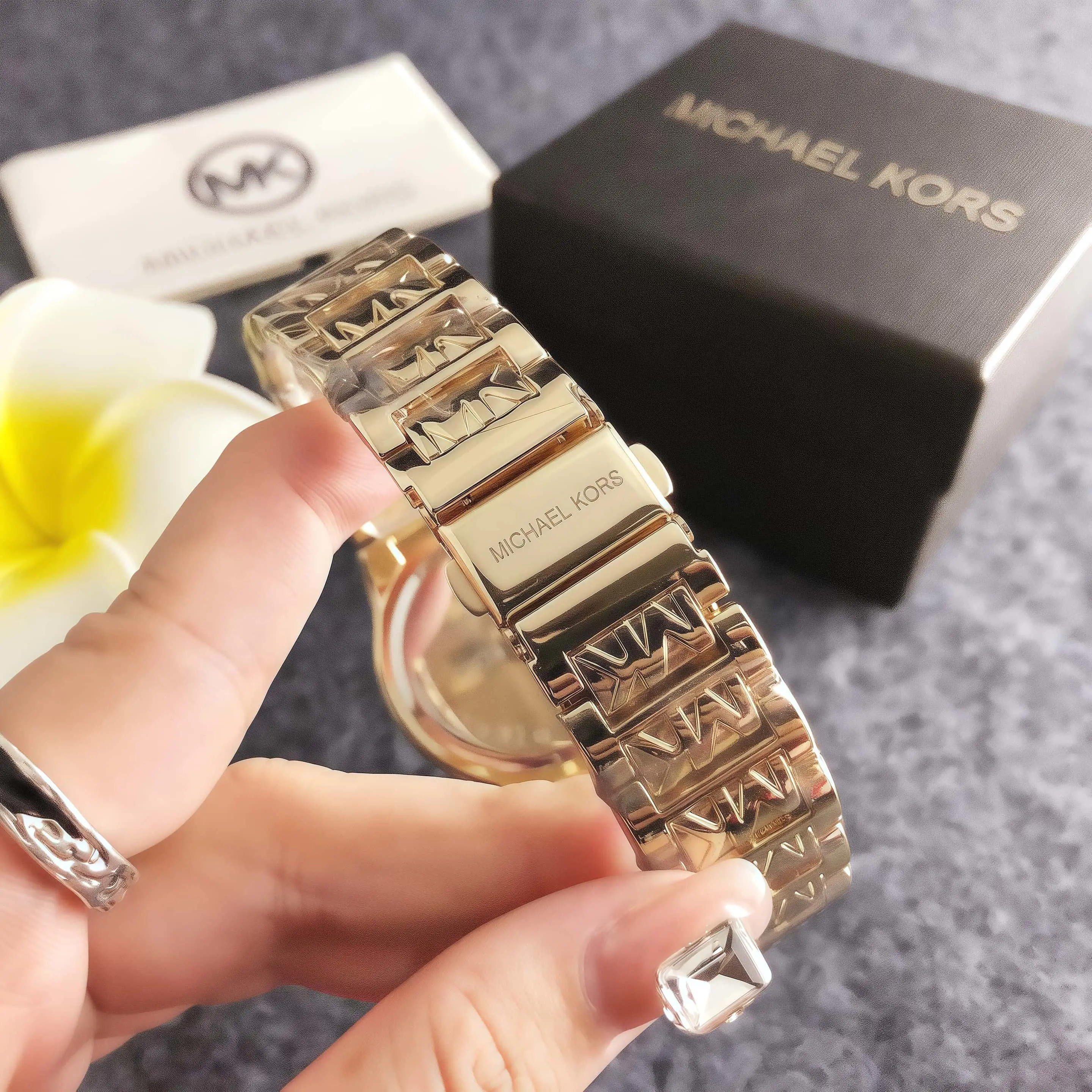 Brand new Michael Kors luxury women's watch bag, diamond-accented dial, quartz movement, casual business style, alloy material,