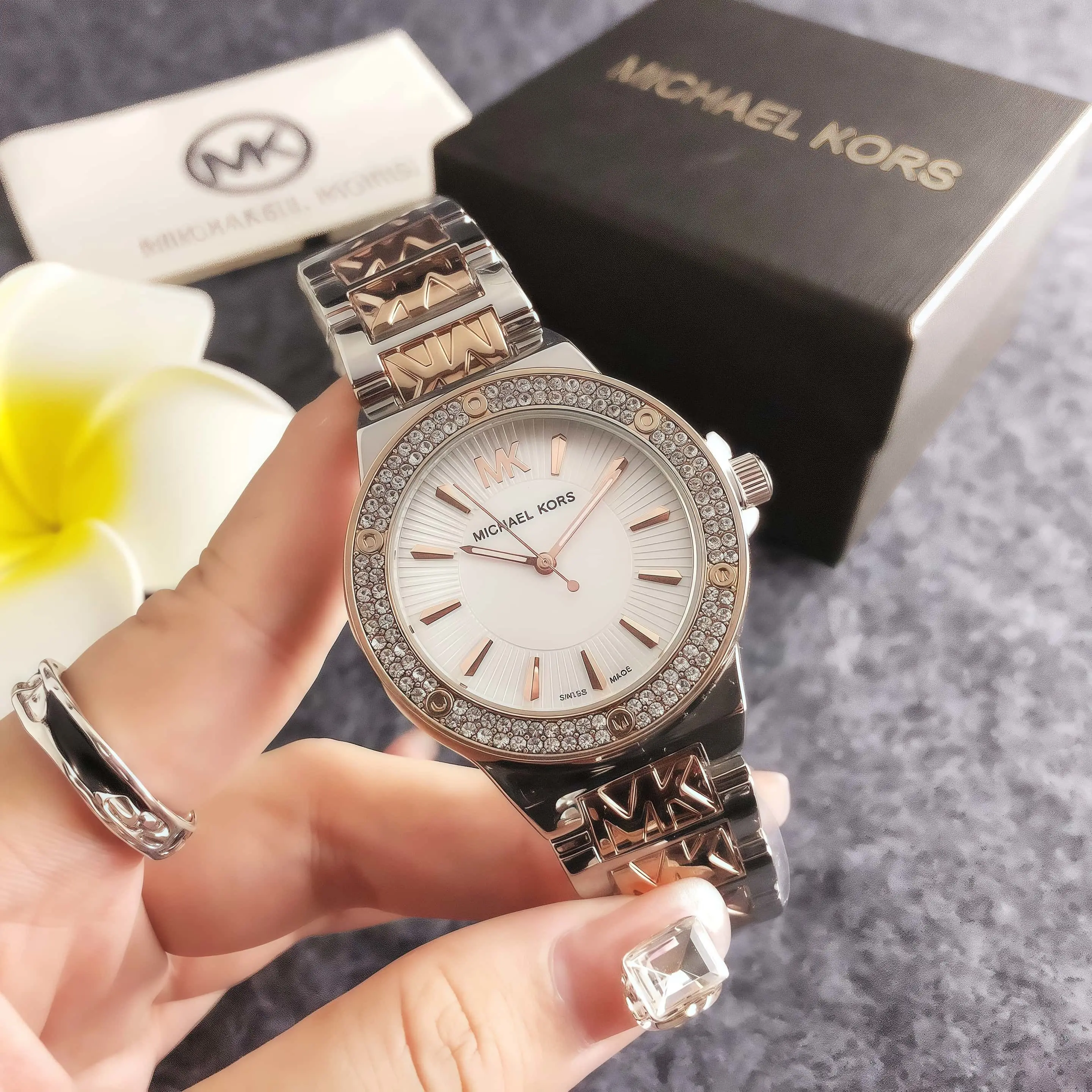 Brand new Michael Kors luxury women's watch bag, diamond-accented dial, quartz movement, casual business style, alloy material,