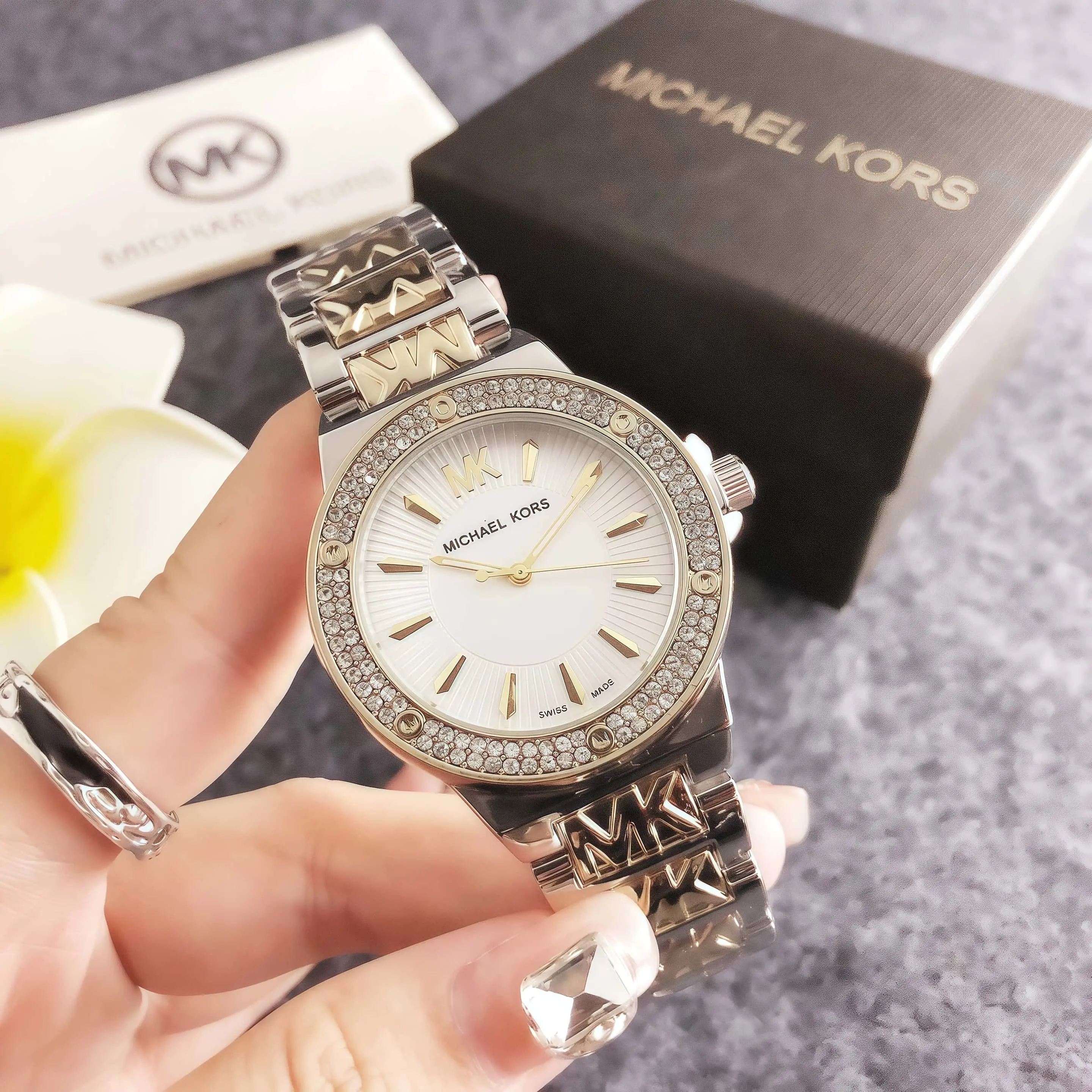 Brand new Michael Kors luxury women's watch bag, diamond-accented dial, quartz movement, casual business style, alloy material,