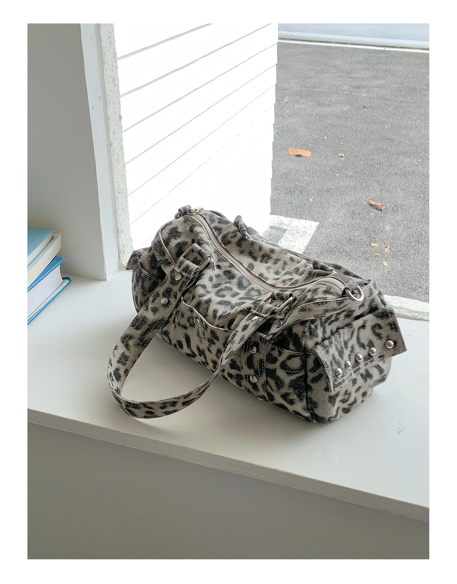 Vintage Leopard Rivet Motorcycle Handbag Barrel Shaped Boston Casual Messenger Bags for Female Shoulder Bag Fashion Ladies Totes