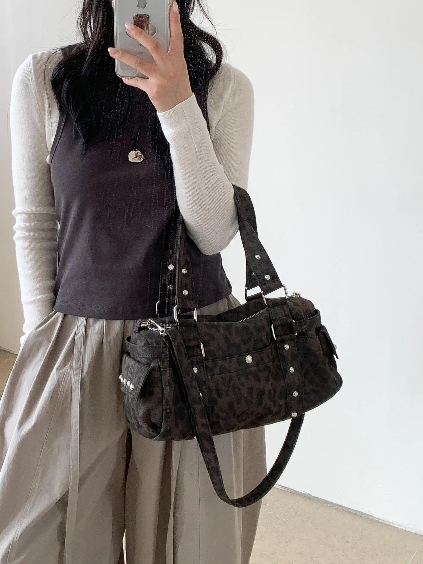 Vintage Leopard Rivet Motorcycle Handbag Barrel Shaped Boston Casual Messenger Bags for Female Shoulder Bag Fashion Ladies Totes