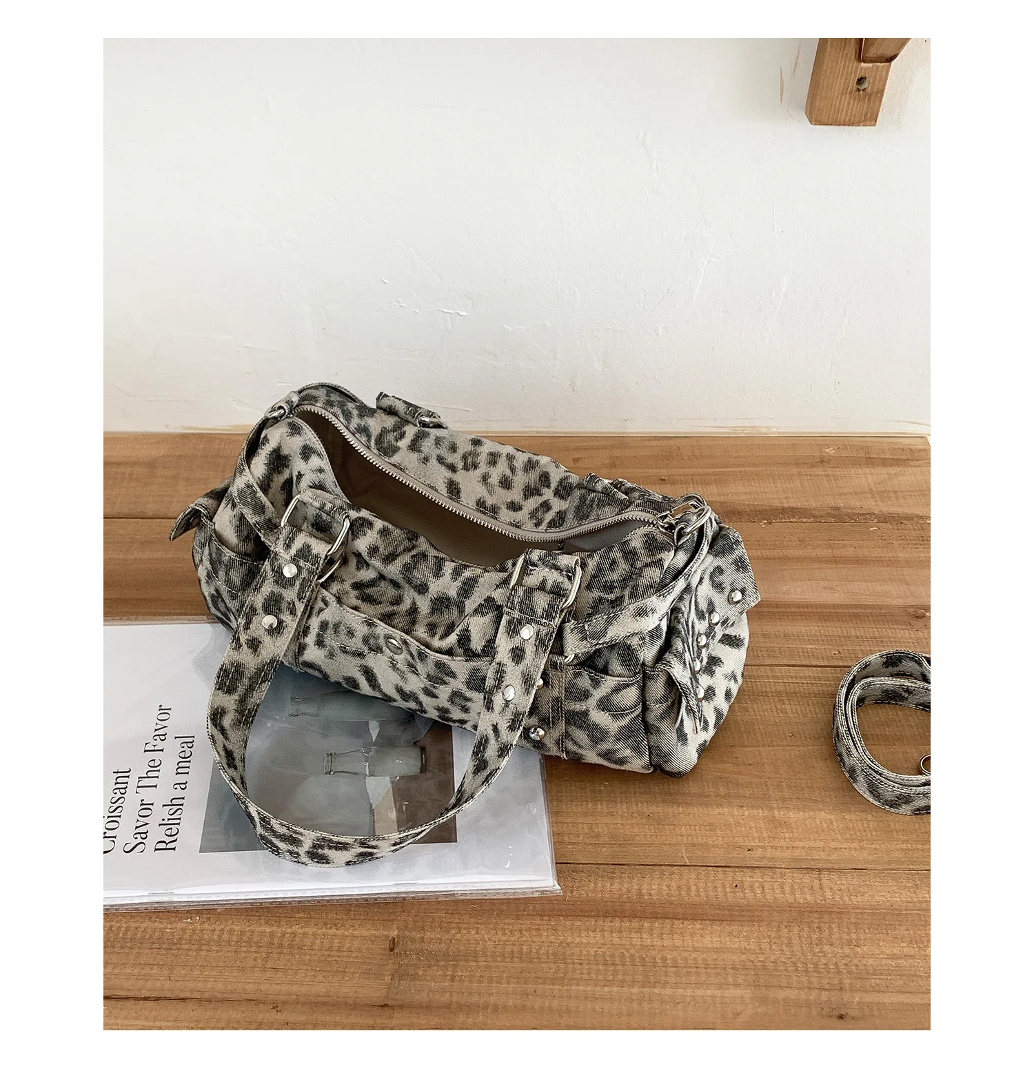 Vintage Leopard Rivet Motorcycle Handbag Barrel Shaped Boston Casual Messenger Bags for Female Shoulder Bag Fashion Ladies Totes