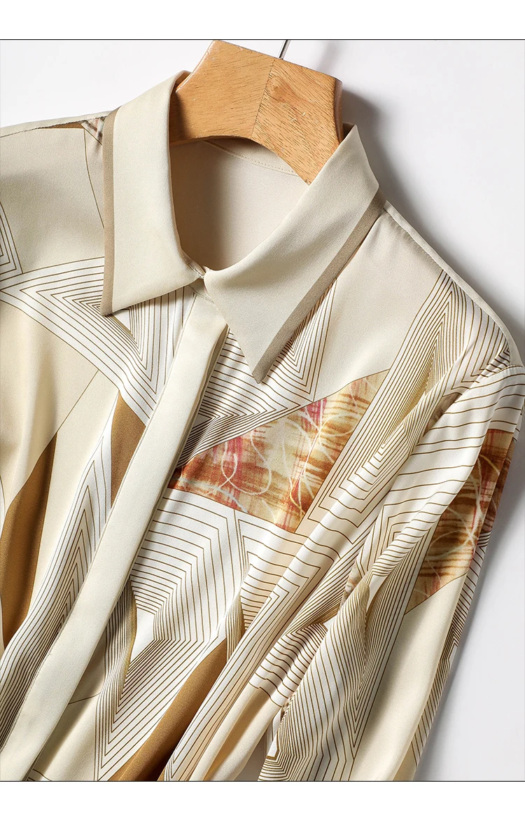 Elegant Style Ladies' Top for Day-to-day and Workplace Graceful Design Women's Blouse with Chic Print and Buttons
