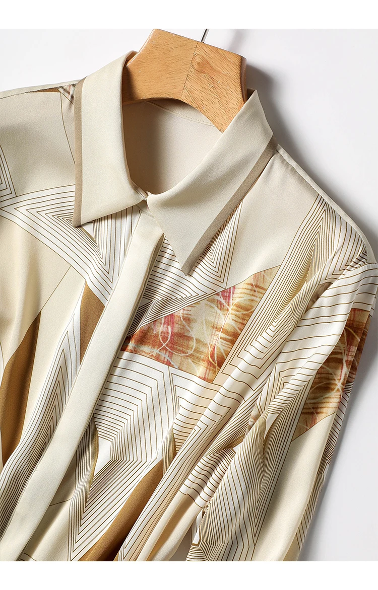 Elegant Style Ladies' Top for Day-to-day and Workplace Graceful Design Women's Blouse with Chic Print and Buttons