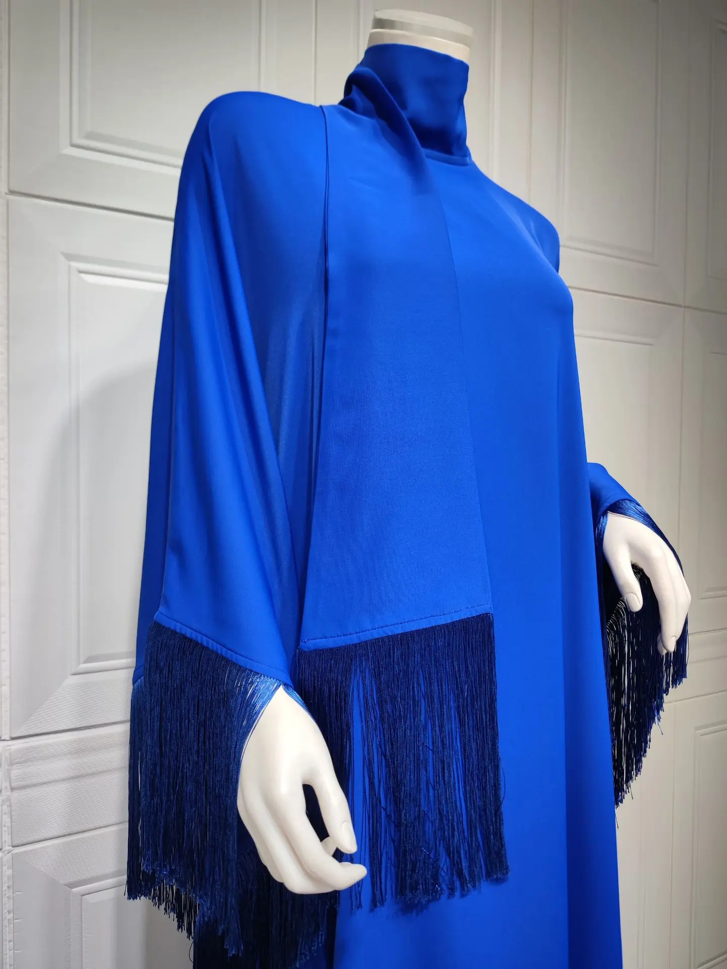 Customized Muslim Woman Bat Sleeve Tassel Abaya Kaftan High Fashion Dresses Modest Party Evening Dress Middle East Muslim Robe