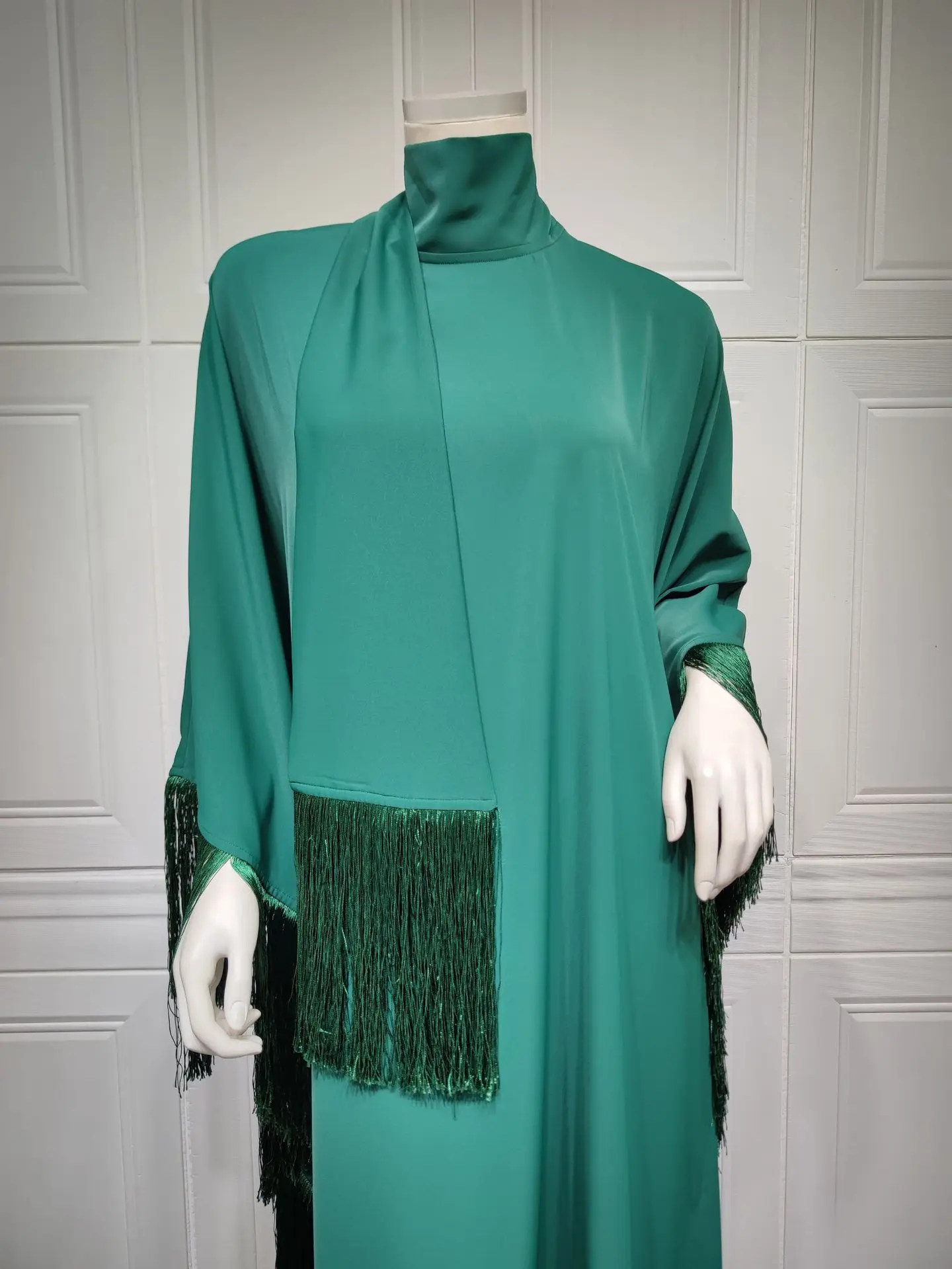 Customized Muslim Woman Bat Sleeve Tassel Abaya Kaftan High Fashion Dresses Modest Party Evening Dress Middle East Muslim Robe