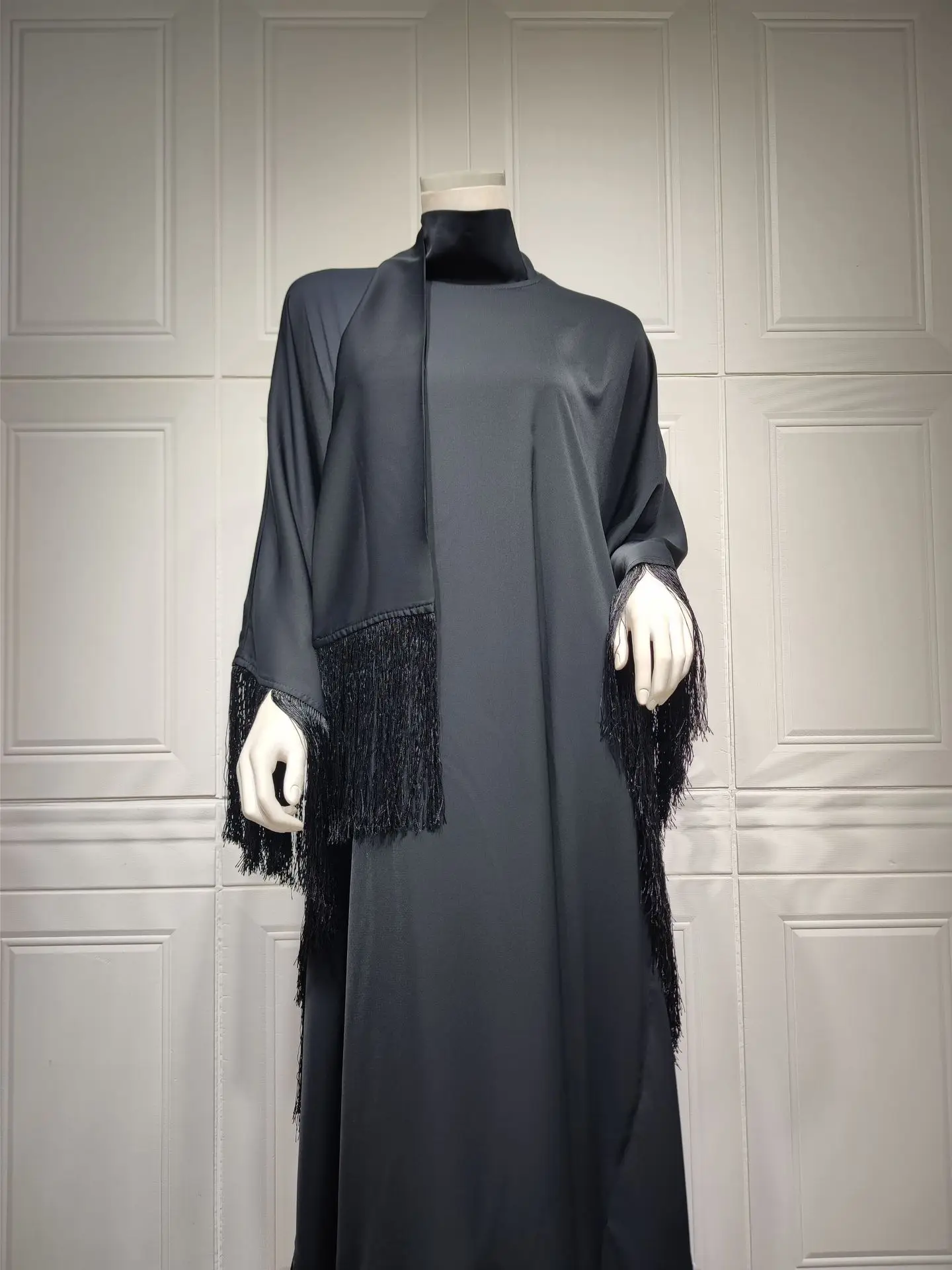 Customized Muslim Woman Bat Sleeve Tassel Abaya Kaftan High Fashion Dresses Modest Party Evening Dress Middle East Muslim Robe