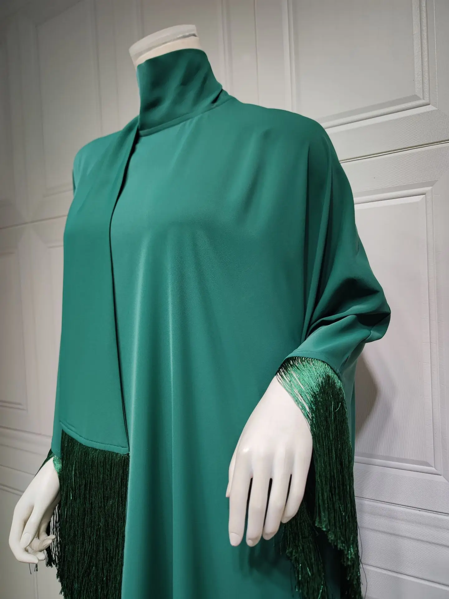 Customized Muslim Woman Bat Sleeve Tassel Abaya Kaftan High Fashion Dresses Modest Party Evening Dress Middle East Muslim Robe