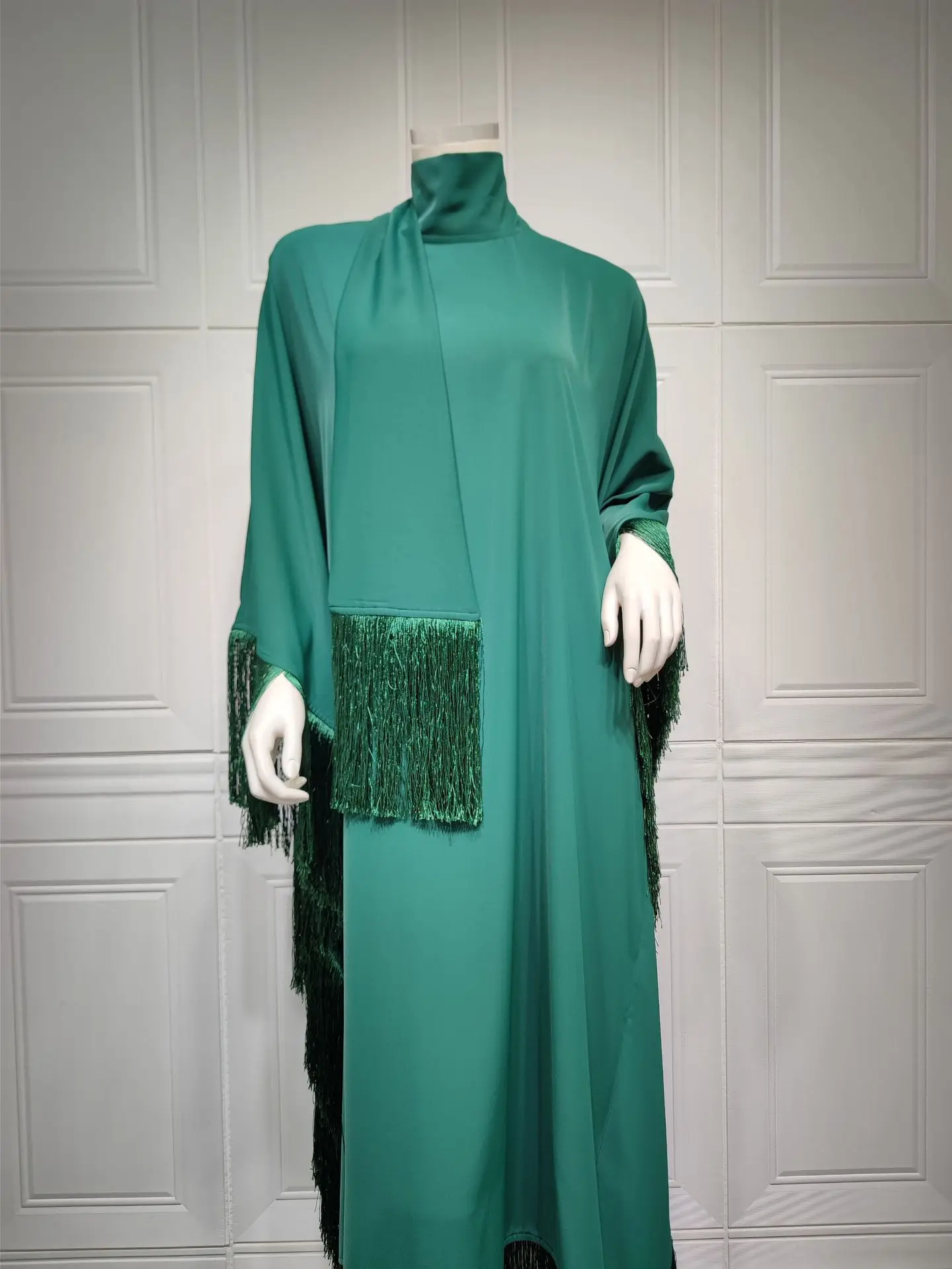 Customized Muslim Woman Bat Sleeve Tassel Abaya Kaftan High Fashion Dresses Modest Party Evening Dress Middle East Muslim Robe