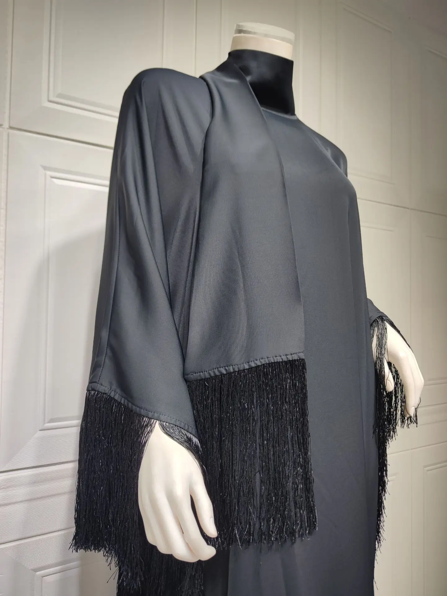 Customized Muslim Woman Bat Sleeve Tassel Abaya Kaftan High Fashion Dresses Modest Party Evening Dress Middle East Muslim Robe