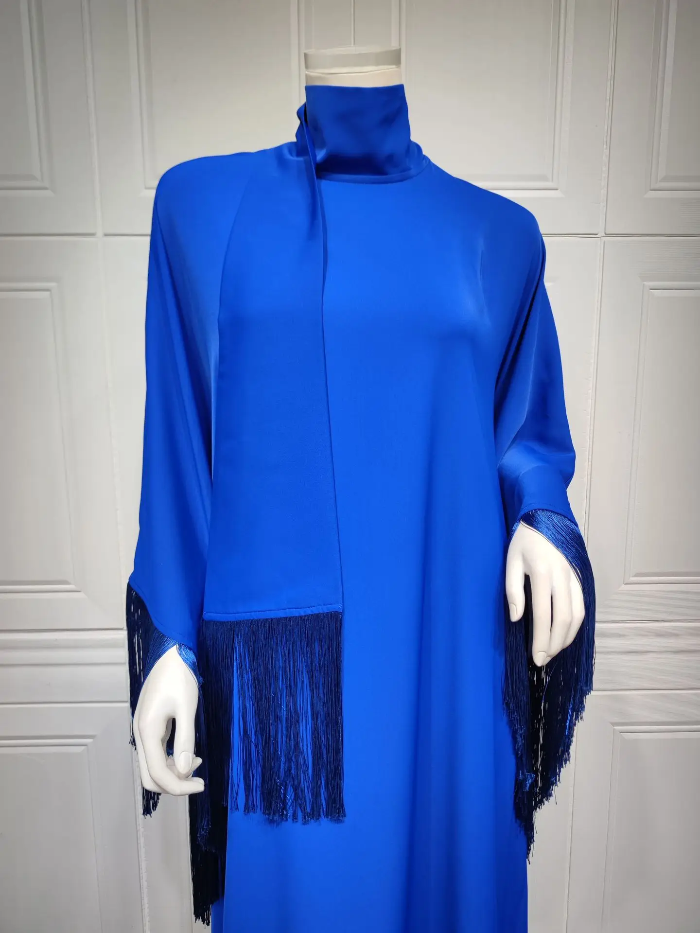 Customized Muslim Woman Bat Sleeve Tassel Abaya Kaftan High Fashion Dresses Modest Party Evening Dress Middle East Muslim Robe